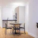 1 - Ascenseur - Spacieux - Proche Metro Apartmán